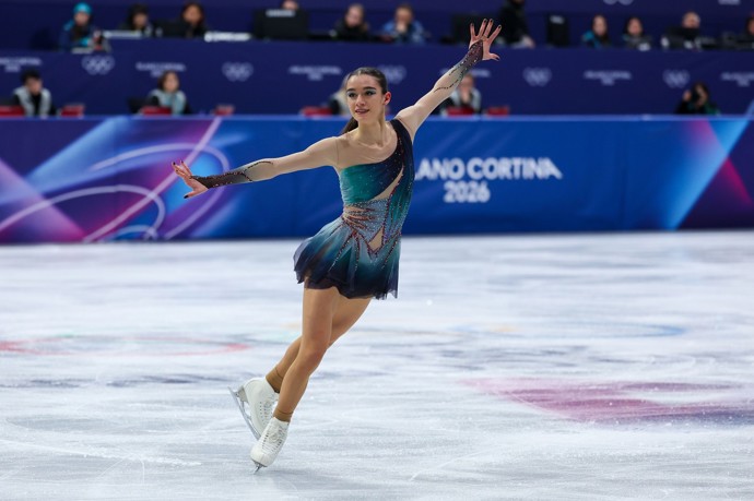 Krasobruslařská móda je dnes odvážnější, nechybí průstřihy ani tenčí materiály a výrazné barevné přechody, jak je vidět například na kostýmu italské krasobruslařky Lary Naki Gutmann.