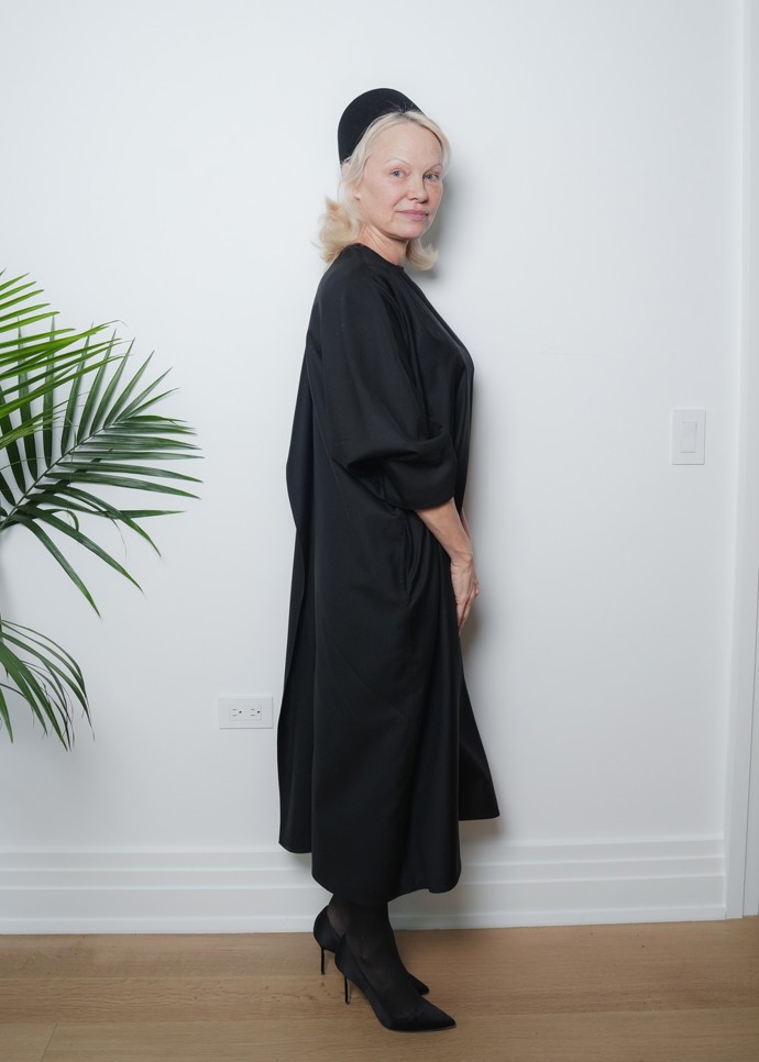 Nedávno ale ukázala, že i minimalistický černý outfit může vypadat zajímavě, když zvolíte ty správné doplňky.