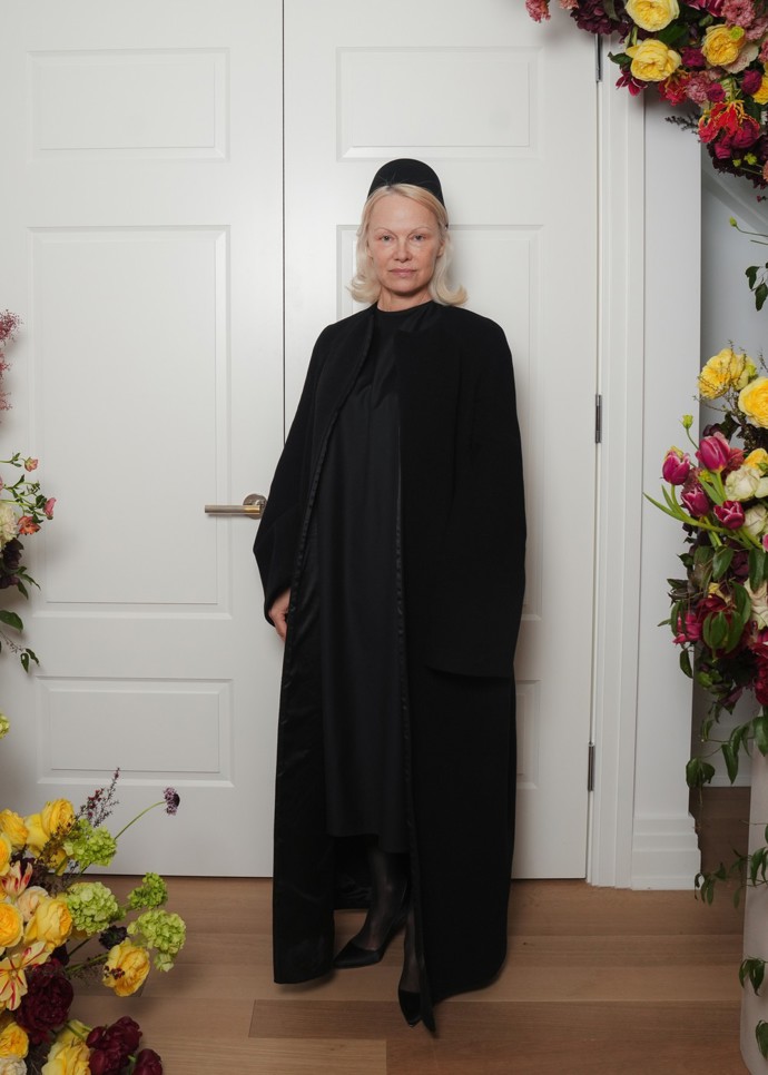 Pamela Anderson volí poslední dobou vedle přirozené tváře bez nánosů líčení i střídmější styl oblékání.