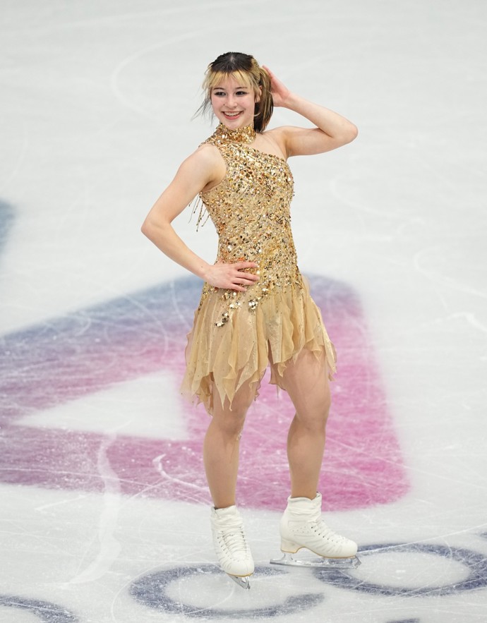 Americká krasobruslařka Alysa Liu na letošní zimní olympiádě vyhrála zlato. Její kostým tak byl naprosto symbolický. Současná krasobruslařská móda se vyznačuje výrazným zdobením a některé kostýmy ani nemají rukávy.