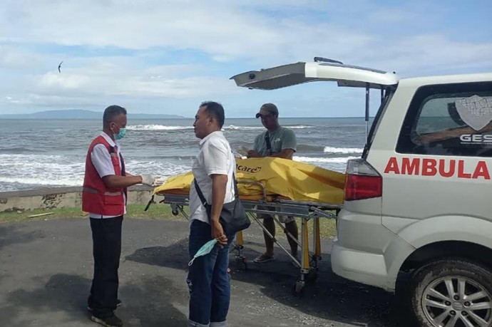 Ostatky jeho těla byli rozesety po celé pláži.