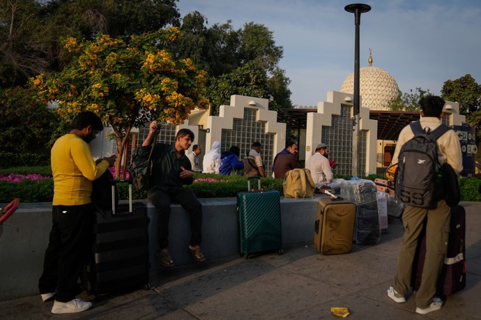 Turisté spí, kde se dá.