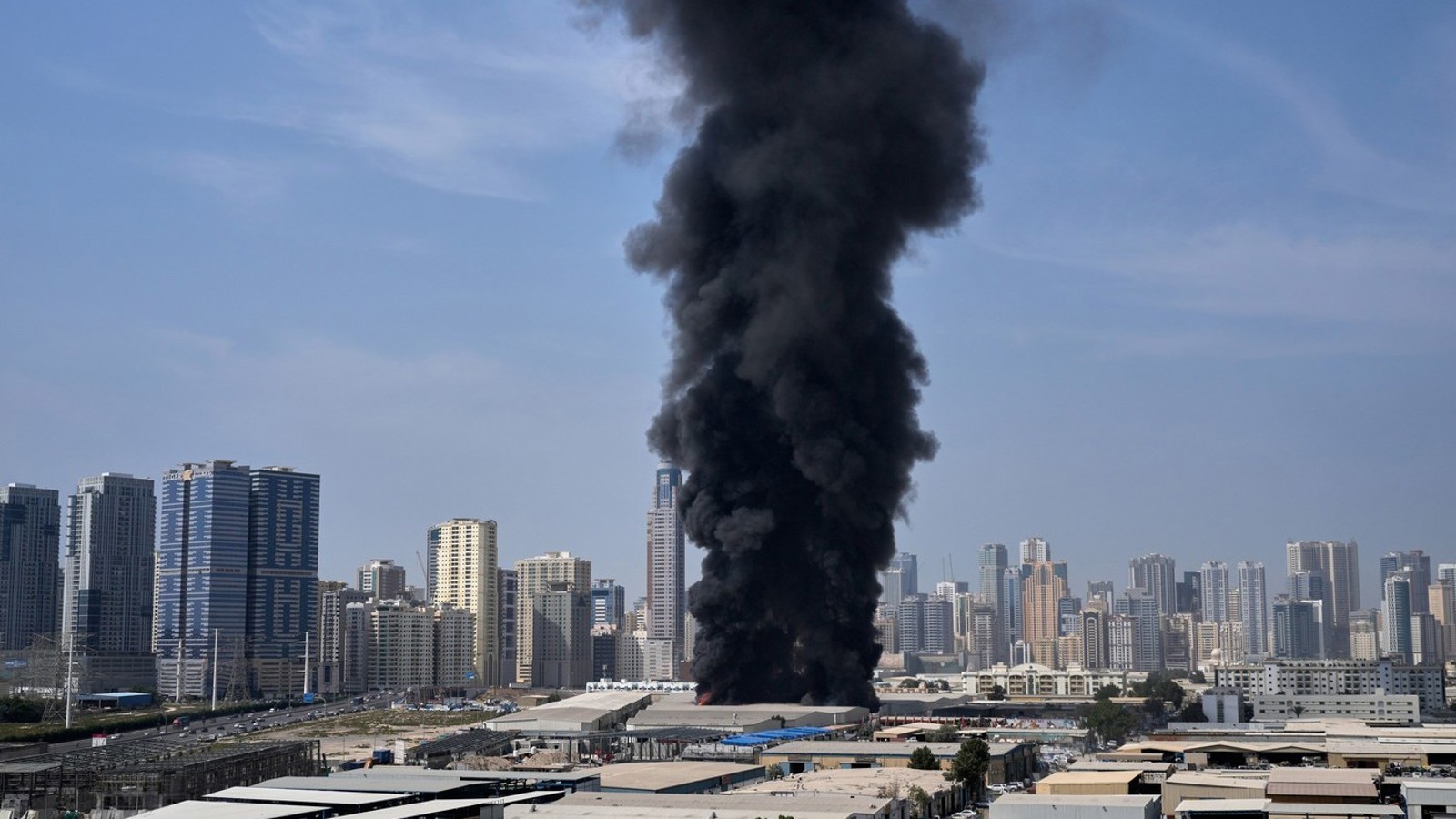 galerie-v-dubaji-dopadl-dal-dron-t-sn-minul-leti-t-dal-l-nky