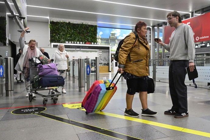 Lidé přiletěli brzy ráno na ruzyňské letiště.