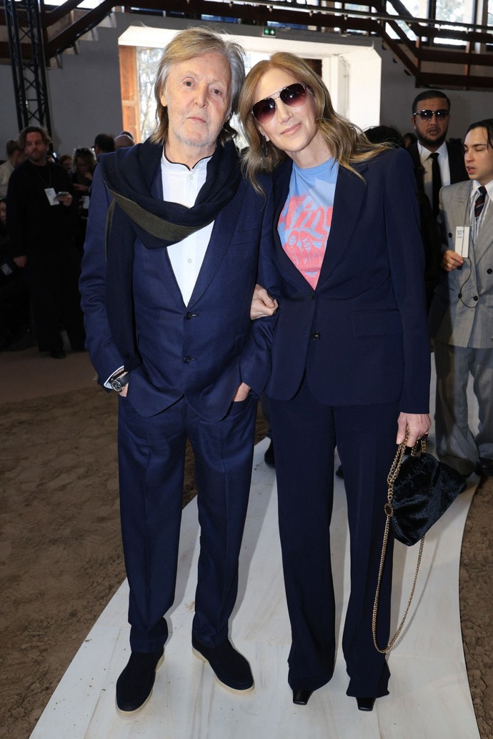 Hvězda Beatles Paul McCartney na přehlídce své dcery v rámci pařížského týdne módy.