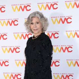 Vzhledem nestárnoucí herečka rozbila fádnost černé pomocí hrou s materiály i sázkou na moderní střihy a zajímavé doplňky.