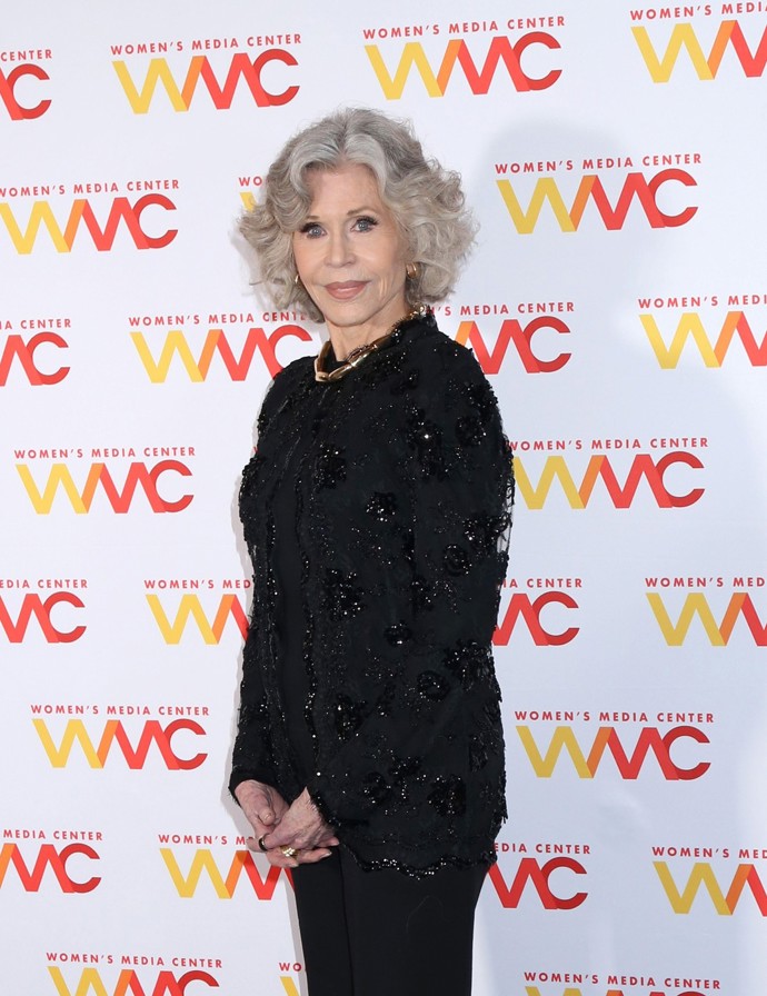 Vzhledem nestárnoucí herečka rozbila fádnost černé pomocí hrou s materiály i sázkou na moderní střihy a zajímavé doplňky.