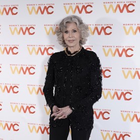 Jane Fonda se černé nebojí dva roky před devadesátkou. A není divu, umí si totiž bravurně pohrát se stylingem