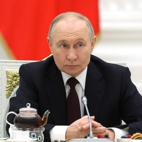 Kreml sdílel nesestříhané záběry, na kterých Vladimir Putin gratuluje ženám k Mezinárodnímu dni žen. Během proslovu se ale prezident rozkašlal, což na sítích spustilo lavinu spekulací ohledně jeho zdraví. 
