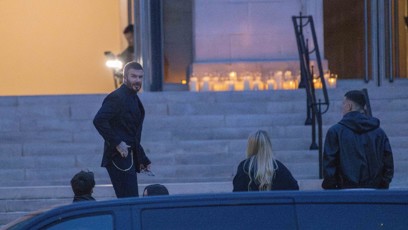 FOTO: Beckhamovi na přehlídce Victorie Beckham v Paříži.