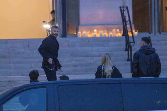 Beckhamovi na přehlídce Victorie Beckham v Paříži.