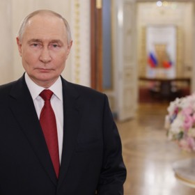 Ruský prezident Vladimir Putin pogratuloval ženám k MDŽ. Během proslovu se pořádně rozkašlal. 