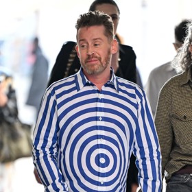 Macaulay Culkin přijel na pařížský týden módy v netradiční košili.