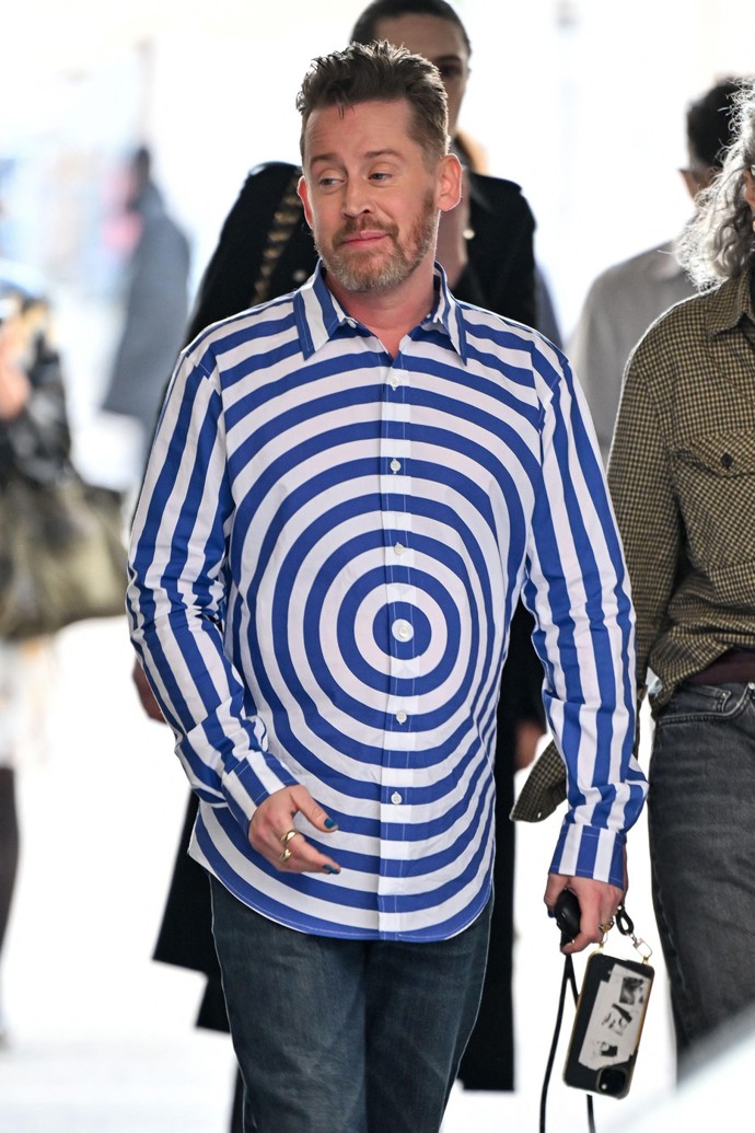 Macaulay Culkin přijel na pařížský týden módy v netradiční košili.
