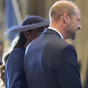 Kate Middleton a princ William o uplynulém Dni Commonwealthu znovu ukázali, jak hlubokou náklonnost k sobě chovají. Princezna z Walesu v jeden moment spontánně objala chotě jednou rukou kolem pasu.