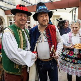 Poslanci si oblékli kroje. 