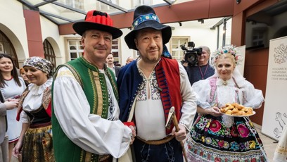 FOTO: Poslanci si oblékli kroje.