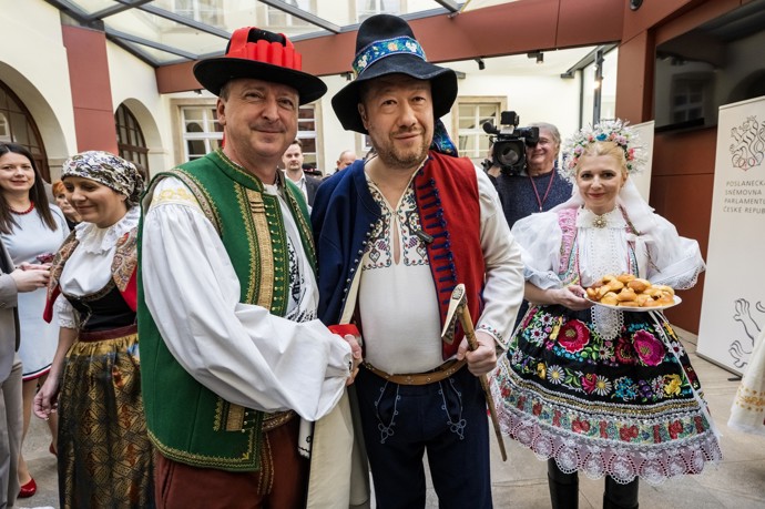 Poslanci si oblékli kroje. 