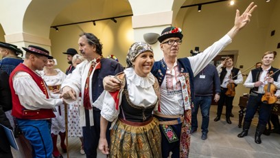 FOTO: Poslanci v tradičních krojích.