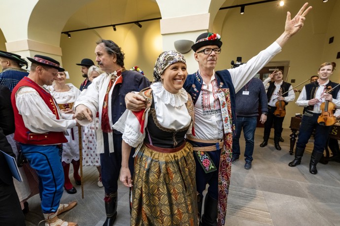 Poslanci v tradičních krojích. 