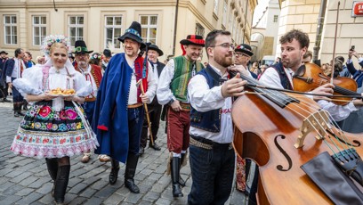 FOTO: Poslanci se pustili do tradic.