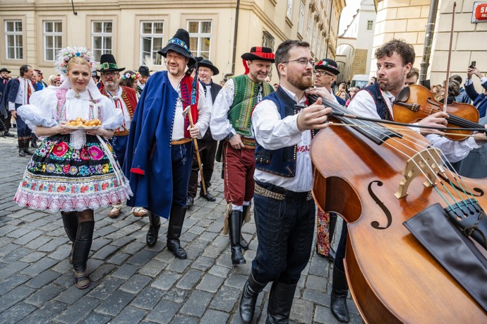 Poslanci se pustili do tradic. 
