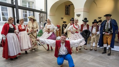 FOTO: Poslanecká sněmovna ožila.