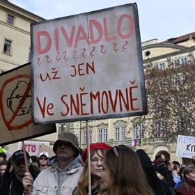 Studenti protestovali v Praze proti plánovaným škrtům v rozpočtu ministerstva kultury. 