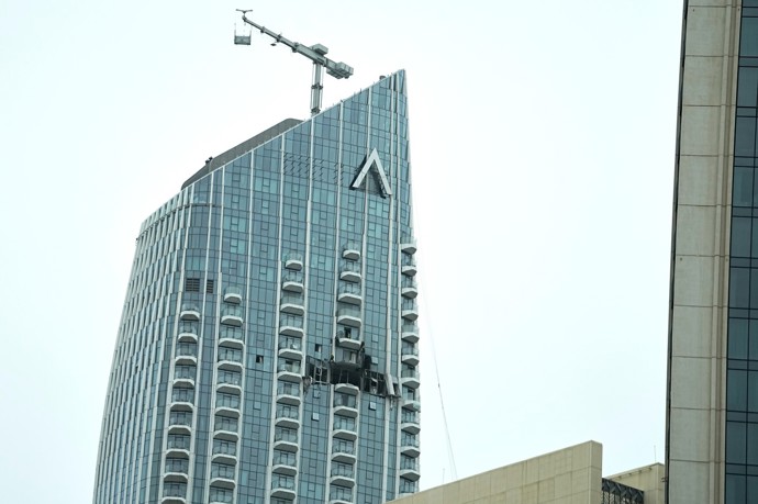 Následky útoku dronu v Dubaji.