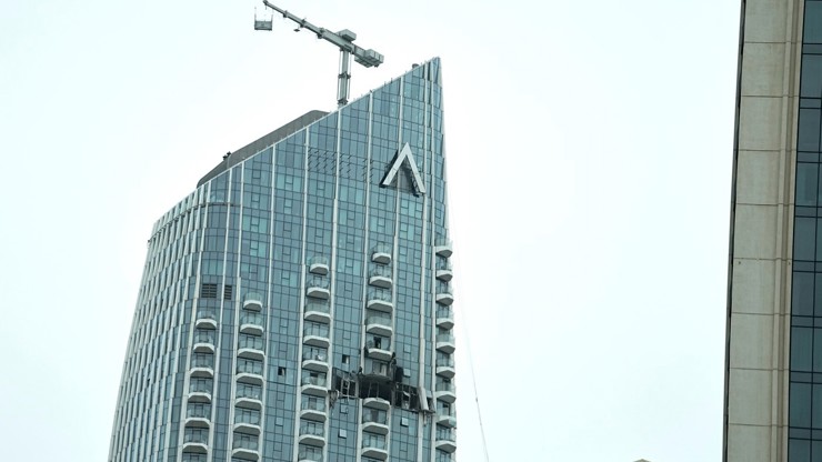 Následky útoku dronu v Dubaji.