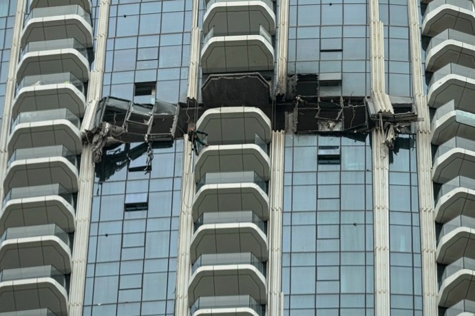 Následky útoku dronu v Dubaji.