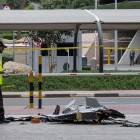 Zbytky dronu v luxusní čtvrti v Dubaji.