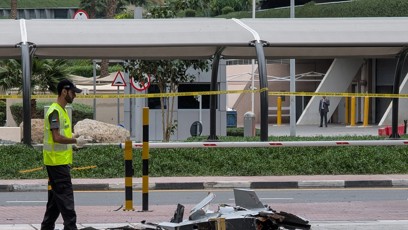 FOTO: Zbytky dronu v luxusní čtvrti v Dubaji.