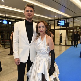 Tatiana Dyková dorazila na letošní ročník Českých lvů po boku manžela Vojtěcha Dyka v úchvatné róbě na míru.