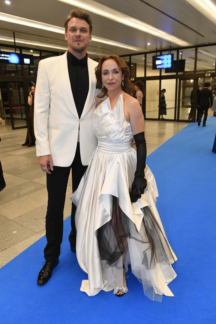 Tatiana Dyková dorazila na letošní ročník Českých lvů po boku manžela Vojtěcha Dyka v úchvatné róbě na míru.