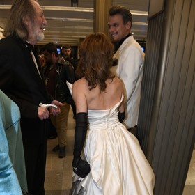 Pohled na objemnou róbu Tatiany Dykové zezadu.