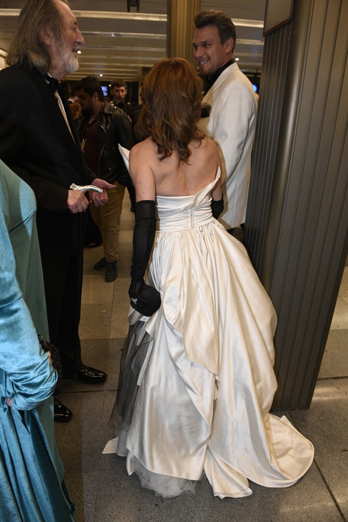 Pohled na objemnou róbu Tatiany Dykové zezadu.