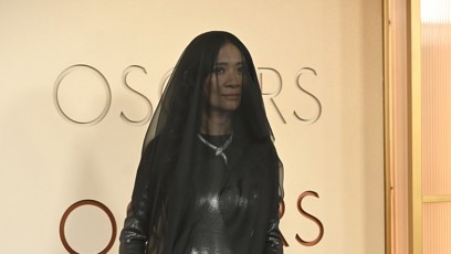 FOTO: Chloé Zhao překvapila modelem, ve kterém připomínala mrtvou nevěstu.