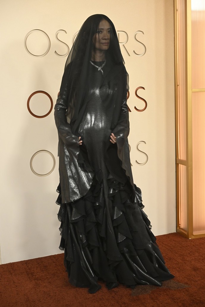 Chloé Zhao překvapila modelem, ve kterém připomínala mrtvou nevěstu. 