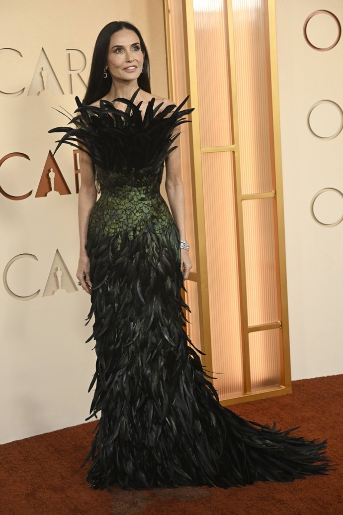 Demi Moore vynesla nádherný model z peří. 