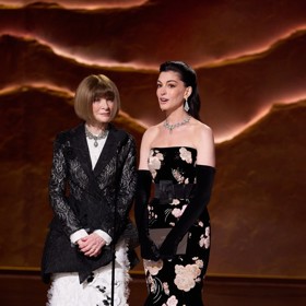 Šéfredaktorka Vogue Anna Wintour a herečka Anna Hathaway.