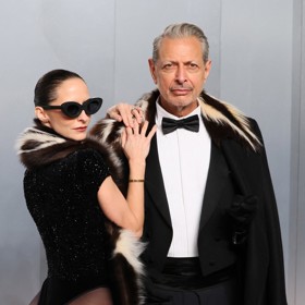 Emilie Livingston skvěle ladila díky šálu se svým chotěm Jeffem Goldblumem. Škoda jen, že si na afterparty vyrazila rovnou z tělocvičny.