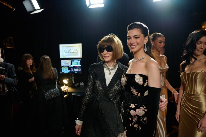 Nechyběl vtipný moment o který se postarala Anna Wintour a Anne Hathaway.
