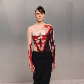 Cara Delevingne dorazila v modelu, co připomíná anatomickou sochu. 