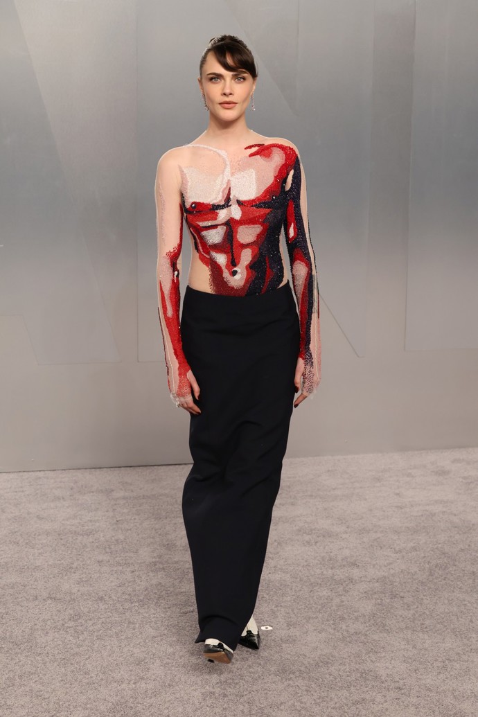 Cara Delevingne dorazila v modelu, co připomíná anatomickou sochu. 