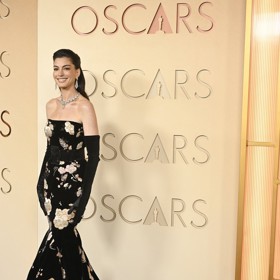 Hvězdou večera byla herečka Anne Hathaway. 