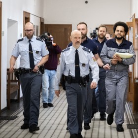 Dominik Feri přichází k soudu.