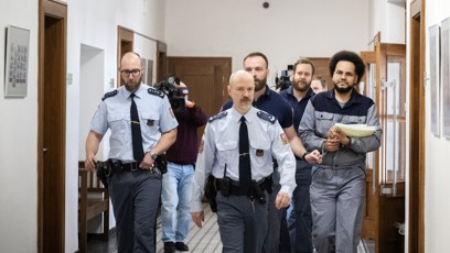 FOTO: Dominik Feri přichází k soudu.