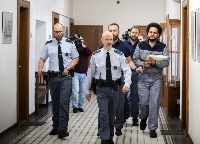 Dominik Feri přichází k soudu.