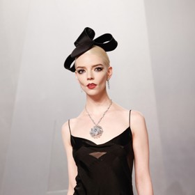 Trochu podobný model jako Emilie Livingston si na oscarovou afterparty vzala mladičká herečka Anya Taylor-Joy. Díky doplňkům i střihu ale působila o něco méně laciným dojmem.